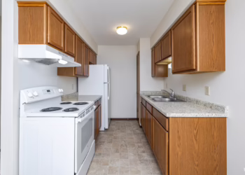whitman-park-apartments-oconomowoc-wi-2br-1ba---950sf---kitchen