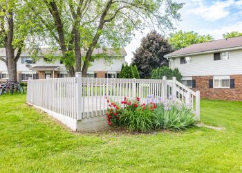 whitman-park-apartments-oconomowoc-wi-courtyard