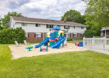 whitman-park-apartments-oconomowoc-wi-playground