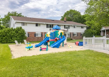 whitman-park-apartments-oconomowoc-wi-playground